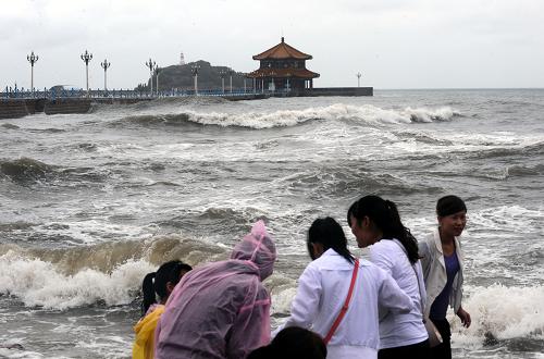 6月26日,青島棧橋景區(qū)海上涌浪增大,拍打到巖石上激起幾米高的浪頭。6月25日夜間至26日,第5號強(qiáng)熱帶風(fēng)暴“米雷”全面進(jìn)入山東省轄區(qū)。目前,山東省海上搜救中心、山東海事局已發(fā)布防抗“米雷” 海浪Ⅱ級橙色預(yù)警和臺風(fēng)黃色預(yù)警緊急動員令。受“米雷”影響,黃海大部、渤海海峽和渤海大部、東海大部等將有7-8級大風(fēng),山東半島、遼寧東部、吉林東部等地有大雨或暴雨。新華社記者 李紫恒 攝