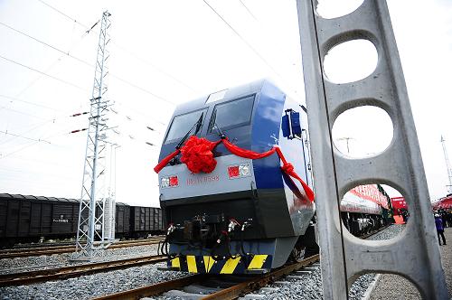 6月29日,一列電氣化列車駛離西寧西客站。當日,全長834公里的青藏鐵路西寧至格爾木段電氣化正式開通。據(jù)介紹,青藏鐵路西寧至格爾木段電氣化于2008年5月6日開工建設,總投資13.15億元。全線變電所無人值守,統(tǒng)一由青藏鐵路公司供電調(diào)度室利用遠動系統(tǒng)和視頻安全監(jiān)控系統(tǒng)進行管理。工程采用了國產(chǎn)核心技術(shù),設計時速為160公里。開通運營后,將大大縮短此區(qū)間的行車時間。新華社記者 張宏祥 攝