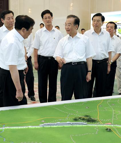 6月30日,京滬高速鐵路開通運(yùn)營儀式在北京南站舉行,中共中央政治局常委、國務(wù)院總理溫家寶出席。這是溫家寶總理在聽取有關(guān)京滬高鐵建設(shè)情況的匯報。新華社記者 馬占成 攝