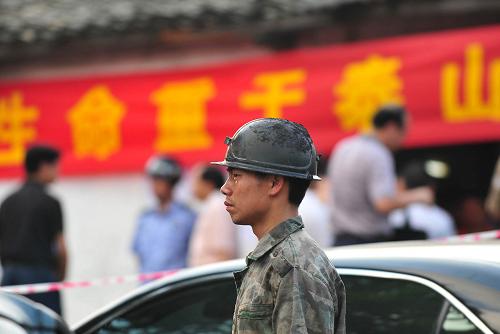 7月6日,救援隊(duì)員在井外等候,準(zhǔn)備與上一班救援隊(duì)員交接后繼續(xù)救援。新華社記者 黃孝邦 攝