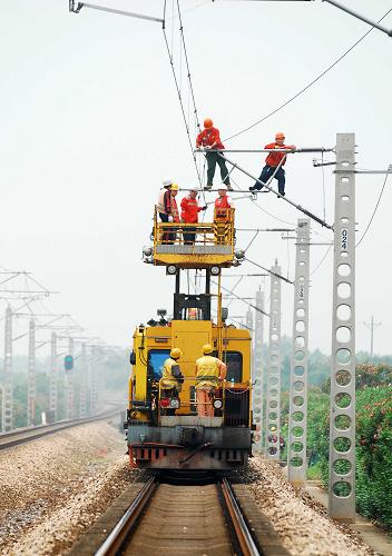 7月15日,南昌鐵路局南昌供電段組織技術(shù)人員在樟樹東-大洋洲區(qū)間對(duì)京九鐵路向塘至東莞段電氣化改造工程的接觸網(wǎng)進(jìn)行檢查調(diào)整。 目前,京九鐵路電氣化改造工程向塘至東莞段施工進(jìn)入最后沖刺階段。京九鐵路江西向塘至廣東東莞段電氣化改造工程于2009年12月全面開工建設(shè),正線全長518公里,總投資約50億元。新華社發(fā)(胡國林 攝)