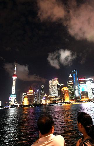 8月5日晚拍攝的上海外灘天空景象。8月5日,隨著臺(tái)風(fēng)“梅花”的逐漸逼近,上海市中心氣象臺(tái)發(fā)布臺(tái)風(fēng)警報(bào),預(yù)計(jì)8月6日夜里到7日,上海市部分地區(qū)將有暴雨到大暴雨,局部地區(qū)特大暴雨,上海市各有關(guān)交通部門(mén)和防汛指揮部已啟動(dòng)了緊急預(yù)案,采取措施進(jìn)行應(yīng)對(duì)。 新華社記者 陳飛 攝