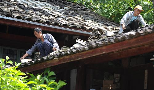 8月11日,村民幫助受災(zāi)最嚴(yán)重的芒棒鎮(zhèn)鄭山完小修葺房屋瓦片。云南騰沖“8·9”地震發(fā)生后,當(dāng)?shù)夭糠謱W(xué)校房屋和教學(xué)設(shè)施受到不同程度的破壞,隨著新學(xué)年即將到來,受損較為嚴(yán)重的學(xué)校加快了校舍的加固和修復(fù)工作,確保學(xué)生能按時(shí)進(jìn)入新學(xué)年上課。新華社記者 秦晴 攝
