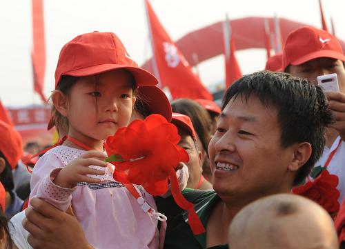 8月25日,河南省淅川縣滔河鄉(xiāng)張莊村移民準(zhǔn)備乘車前往新家。當(dāng)日,隨著河南省淅川縣滔河鄉(xiāng)張莊村312戶1192人搬離庫區(qū),踏上前往許昌市襄城縣王洛鎮(zhèn)張莊移民新村之路,河南省正式對外宣布:該省南水北調(diào)丹江口庫區(qū)農(nóng)村移民的集中搬遷任務(wù)基本完成。河南省南水北調(diào)丹江口庫區(qū)第二批移民搬遷涉及河南唯一的移民遷出地淅川縣101個移民村、703個村民小組的8.61萬人。按計劃,這些移民將被安置在河南境內(nèi)的鄭州、新鄉(xiāng)、平頂山、許昌、漯河、南陽等6個省轄市20個縣(市、區(qū))的115個規(guī)劃安置點(diǎn)。截至目前,河南兩年已累計搬遷農(nóng)村移民190個批次、15.27萬人,占該省南水北調(diào)丹江口庫區(qū)16.2萬農(nóng)村移民總數(shù)的94.2%。另據(jù)了解,剩余的本地后靠、投親靠友分散安置和鄭州市安置的4個社區(qū)移民將在今年10月底前全面完成。新華社記者 趙鵬 攝