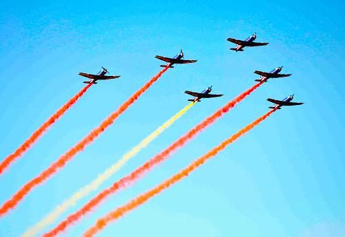 這是“天之翼”飛行表演隊在進行訓練。8月25日,中國空軍新成立的“天之翼”和“紅鷹”兩支飛行表演隊正式向媒體亮相。與已有半個世紀歷史的“八一”飛行表演隊不同,“天之翼”和“紅鷹”的表演隊員們不再是專職的特技飛行表演隊員,而是在空軍飛行院校擔負教學任務的飛行教官。兩支新成立的飛行表演隊將在9月1日的吉林長春首屆航空開放日上,與有著近50年歷史的“八一”飛行表演隊同場獻技。中國空軍由此形成了以“八一”飛行表演隊為主體的3支飛行表演力量。新華社發(fā) (李輝 攝)