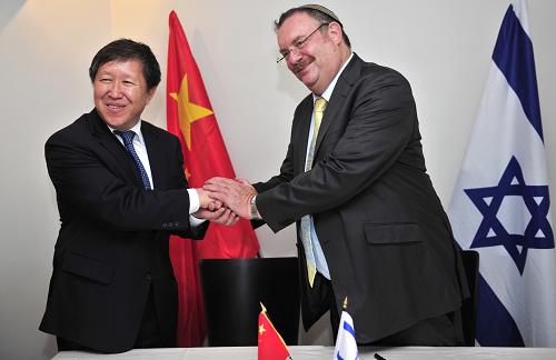 8月25日,中國(guó)科技部副部長(zhǎng)曹健林(左)在特拉維夫與以色列科技部長(zhǎng)丹尼爾·赫什科維茨共同簽署兩國(guó)科技部長(zhǎng)聯(lián)合聲明后握手。當(dāng)日,中國(guó)和以色列簽署關(guān)于啟動(dòng)合作研究計(jì)劃的科技部長(zhǎng)聯(lián)合聲明,啟動(dòng)新的聯(lián)合研究計(jì)劃,以支持兩國(guó)科學(xué)家開(kāi)展更加廣泛與深入的合作交流。根據(jù)聯(lián)合聲明,兩部門(mén)將為兩國(guó)科學(xué)家開(kāi)展合作研究提供經(jīng)費(fèi)支持。新華社記者 尹棟遜 攝