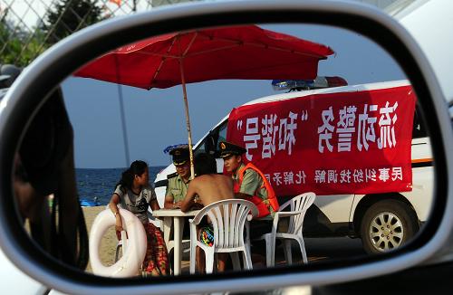 8月26日,流動(dòng)警務(wù)“和諧號(hào)”小組成員在管轄景區(qū)與游客交流。遼寧葫蘆島邊防支隊(duì)楊家派出所成立流動(dòng)警務(wù)“和諧號(hào)”小組,走進(jìn)工地、田間、景區(qū),向群眾宣傳法律法規(guī)、調(diào)解民事糾紛、處置社會(huì)矛盾。據(jù)統(tǒng)計(jì),流動(dòng)警務(wù)“和諧號(hào)”小組成立2個(gè)月以來(lái)調(diào)節(jié)各類矛盾糾紛70余起、現(xiàn)場(chǎng)為200余人次解答法律咨詢、救助遇險(xiǎn)游客10余人。轄區(qū)內(nèi)可防性案件與往年同期相比大幅下降,受到當(dāng)?shù)厝罕娂坝慰偷暮迷u(píng)。新華社發(fā)(李雨澤攝)