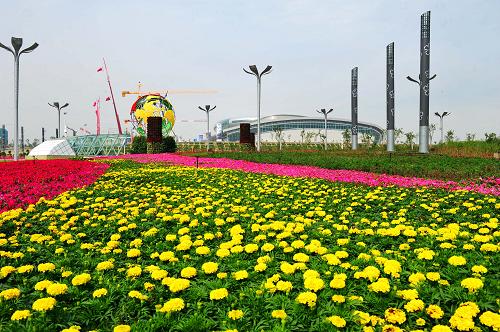 8月31日,新落成國際會展中心外鮮花盛開。首屆中國-亞歐博覽會將于9月1日在新疆烏魯木齊開幕。目前,烏魯木齊會展中心周邊及市中心主要街道已裝扮一新,盛裝迎接博覽會的召開。本次博覽會吸引了30多個國家和地區(qū)以及國際組織的展商參展,其中大部分是歐洲國家。預計大會到會嘉賓及客商將達5萬人。新華社記者 江文耀 攝