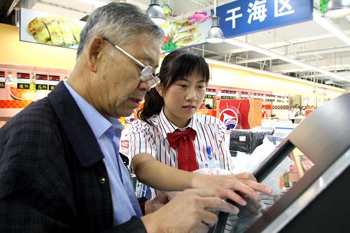 9月20日,一名顧客(左)在超市工作人員的幫助下使用肉品質(zhì)量安全信息追溯查詢機(jī)查詢所購(gòu)豬肉的相關(guān)信息。日前,為健全肉品信息追溯體系,提高居民食品安全保障水平,山東省濰坊市在市區(qū)大中型商場(chǎng)、超市安裝了肉品質(zhì)量安全信息追溯查詢機(jī)。消費(fèi)者只需輸入所購(gòu)肉品包裝上的條形碼信息,即可自助查詢所購(gòu)肉品養(yǎng)殖、屠宰和銷售方的相關(guān)信息。新華社發(fā)(孫樹寶 攝)