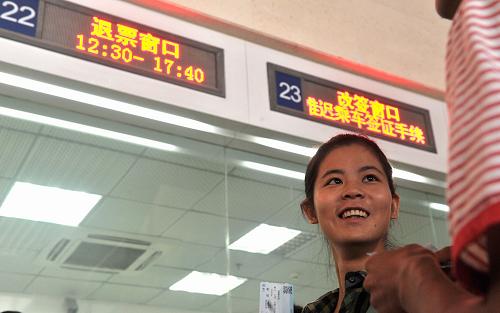 9月25日,在合肥火車站退票窗口,一名旅客在排隊等候辦理退票手續(xù)。新華社記者 劉軍喜 攝