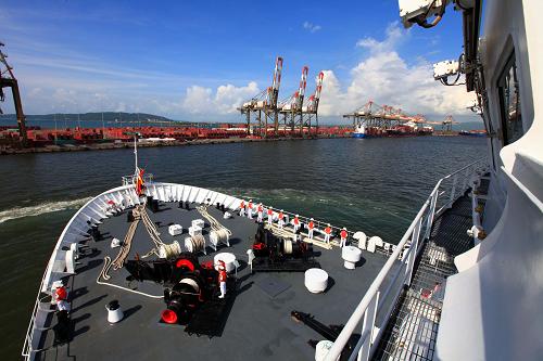 10月29日,中國(guó)海軍“和平方舟”號(hào)醫(yī)院船駛?cè)胙蕾I加金斯頓港。正在出訪拉美四國(guó)的中國(guó)海軍“和平方舟”號(hào)醫(yī)院船,當(dāng)?shù)貢r(shí)間29日抵達(dá)牙買加首都金斯頓,開始為期6天的醫(yī)療服務(wù)和友好訪問(wèn)。牙方在碼頭舉行隆重歡迎儀式,牙買加副總理兼外交和外貿(mào)部長(zhǎng)肯尼斯·鮑在歡迎儀式上,代表政府和人民對(duì)“和平方舟”的到來(lái)表示熱烈歡迎。這是中國(guó)海軍艦艇首次訪問(wèn)牙買加。新華社記者 查春明 攝