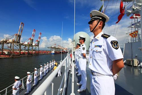 10月29日,中國(guó)海軍“和平方舟”號(hào)醫(yī)院船駛抵牙買加金斯頓港。正在出訪拉美四國(guó)的中國(guó)海軍“和平方舟”號(hào)醫(yī)院船,當(dāng)?shù)貢r(shí)間29日抵達(dá)牙買加首都金斯頓,開始為期6天的醫(yī)療服務(wù)和友好訪問(wèn)。牙方在碼頭舉行隆重歡迎儀式,牙買加副總理兼外交和外貿(mào)部長(zhǎng)肯尼斯·鮑在歡迎儀式上,代表政府和人民對(duì)“和平方舟”的到來(lái)表示熱烈歡迎。這是中國(guó)海軍艦艇首次訪問(wèn)牙買加。新華社記者查春明攝
