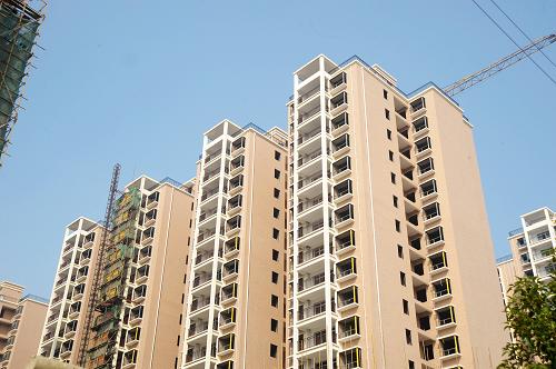 長沙市內(nèi)一處商品房施工現(xiàn)場(11月12日攝)。近日,長沙市房產(chǎn)研究中心發(fā)布《2011年1-10月長沙市房地產(chǎn)市場運(yùn)行情況通報》顯示,今年1-10月,長沙市新建商品房累計批準(zhǔn)預(yù)售1604.65萬平方米,同比減少7.35%;其中,長沙市內(nèi)六區(qū)新建商品房累計批準(zhǔn)預(yù)售1095.59萬平方米,同比減少18.37%。1-10月,長沙市新建商品房累計銷售備案1562.84萬平方米,同比減少7.96%;其中,長沙市內(nèi)六區(qū)新建商品房累計銷售備案1130.04萬平方米,同比減少7.89%。新華社記者 龍弘濤 攝
