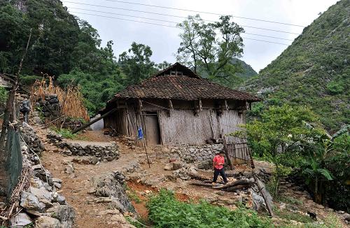這是廣西大化縣七百弄鄉(xiāng)的一戶(hù)農(nóng)民住房。類(lèi)似的危房是廣西今年重點(diǎn)改造對(duì)象(8月24日攝)。記者從廣西壯族自治區(qū)住房和城鄉(xiāng)建設(shè)廳獲悉,2011年廣西籌集財(cái)政資金32.6億元,對(duì)20萬(wàn)戶(hù)農(nóng)村危房進(jìn)行改造,范圍涉及廣西14個(gè)市的105個(gè)縣(市、區(qū)),改造數(shù)量超過(guò)2009年和2010年兩年農(nóng)村危房改造的總和,現(xiàn)已開(kāi)工10.98萬(wàn)戶(hù),竣工22534戶(hù)。新華社記者 張愛(ài)林 攝
