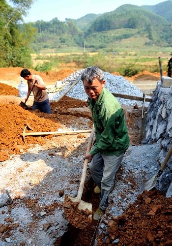 11月13日,廣西大化縣雙排村一戶(hù)農(nóng)民在打地基準(zhǔn)備建新房。記者從廣西壯族自治區(qū)住房和城鄉(xiāng)建設(shè)廳獲悉,2011年廣西籌集財(cái)政資金32.6億元,對(duì)20萬(wàn)戶(hù)農(nóng)村危房進(jìn)行改造,范圍涉及廣西14個(gè)市的105個(gè)縣(市、區(qū)),改造數(shù)量超過(guò)2009年和2010年兩年農(nóng)村危房改造的總和,現(xiàn)已開(kāi)工10.98萬(wàn)戶(hù),竣工22534戶(hù)。新華社記者 張愛(ài)林 攝