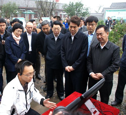 11月13日,全國氣象為農(nóng)服務(wù)“兩個體系”建設(shè)交流研討會將在重慶市永川區(qū)召開,會議開幕前夕,中國氣象局在重慶市氣象局、永川區(qū)政府陪同下,實地參觀考察重慶基層氣象為農(nóng)服務(wù)點和永川區(qū)自然災(zāi)害應(yīng)急聯(lián)動預(yù)警體系建設(shè)情況。圖為氣象局局長鄭國光、副局長矯梅燕等到永川區(qū)黃瓜山水果蔬菜基地村級氣象服務(wù)站參觀考察,聽取基層工作人員講解氣象電子預(yù)警系統(tǒng)建設(shè)情況。中國政府網(wǎng) 康麗琳 攝