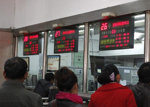 11月18日,旅客在西安火車站互聯(lián)網(wǎng)取票窗口取票。據(jù)鐵道部消息,2011年11月20日,全國鐵路所有直達(dá)特快列車(Z字頭)將實現(xiàn)互聯(lián)網(wǎng)售票,12月10日全國鐵路所有特快列車(T字頭)將實現(xiàn)互聯(lián)網(wǎng)售票。新華社發(fā)(焦宏濤 攝)
