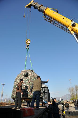 11月19日,在北京昌平火車站,神州八號(hào)飛船返回艙從專列調(diào)運(yùn)至運(yùn)輸車上。當(dāng)日上午,神舟八號(hào)飛船返回艙抵達(dá)北京昌平火車站,主著陸場(chǎng)區(qū)指揮部正式向飛船研制單位中國(guó)空間技術(shù)研究院交接返回艙。經(jīng)初步檢查,返回艙外觀良好,燒蝕情況正常。11月1日于酒泉衛(wèi)星發(fā)射中心升空的神舟八號(hào)飛船,在先后兩次完成與天宮一號(hào)目標(biāo)飛行器的完美對(duì)接后,于17日晚安全返回。這也標(biāo)志著我國(guó)擁有了標(biāo)準(zhǔn)的天地往返運(yùn)輸能力。新華社發(fā)(趙薇 攝)
