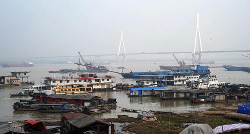 岳陽(yáng)洞庭湖大橋附近水域停靠的船只(11月19日攝)。新華社記者 龍弘濤 攝