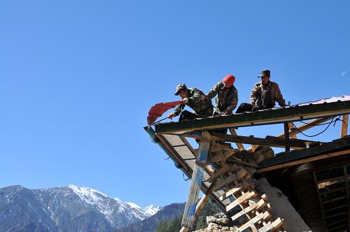 11月19日,西藏亞東縣下司馬鎮(zhèn)珠居村村民在進(jìn)行拆除屋頂作業(yè)。目前,西藏亞東縣政府和群眾正在積極開展災(zāi)后重建工作。亞東縣將按照“民建公助”的方式,利用自治區(qū)、地區(qū)和縣三級財(cái)政補(bǔ)貼幫助受災(zāi)群眾修建房屋,預(yù)計(jì)全部房屋受損戶將于明年8月底前入住新房。9月18日印度錫金邦發(fā)生6.8級地震,波及包括亞東縣在內(nèi)的西藏多個(gè)地區(qū)。亞東縣在地震中有2961戶民房受損,其中2300多戶受損嚴(yán)重需推倒重建。新華社記者 胡星 攝