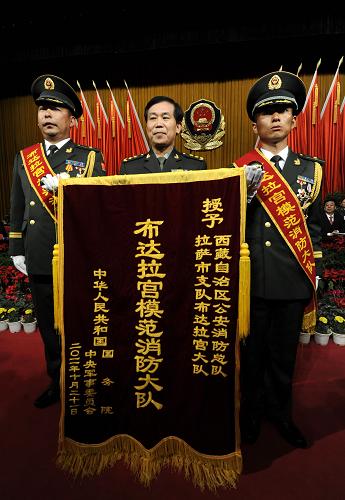 11月22日,國務(wù)院、中央軍委授予布達(dá)拉宮消防大隊(duì)“布達(dá)拉宮模范消防大隊(duì)”榮譽(yù)稱號(hào)命名大會(huì)在拉薩召開,會(huì)議號(hào)召全體公安民警、武警官兵和全軍指戰(zhàn)員開展向布達(dá)拉宮消防大隊(duì)學(xué)習(xí)活動(dòng)。新華社記者 覺果 攝