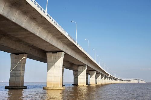 這是11月21日拍攝的崇啟長江公路大橋。從上海崇明島跨長江通往江蘇啟東的崇啟通道工程已進(jìn)入最后施工階段,年內(nèi)將竣工通車。屆時上海浦東抵達(dá)江蘇啟東的車程將從2.5小時縮短至1小時。這條全長約51.2公里的東部沿海“黃金通道”的貫通,不僅為長三角一體化發(fā)展改寫時速,而且將成為上海建成國際航運(yùn)中心的強(qiáng)力支撐。新華社發(fā)(許叢軍 攝)