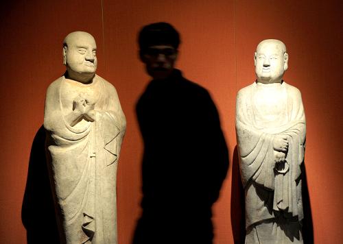11月23日,觀眾在免費(fèi)開放的上海博物館中國(guó)古代雕塑館參觀。近期,繼上海博物館、美術(shù)館、公共圖書館免費(fèi)開放之后,上海以政府出資的方式平抑劇院高票價(jià),包括上海大劇院、東方藝術(shù)中心、文化廣場(chǎng)、上海逸夫舞臺(tái)等在內(nèi)的十大知名劇場(chǎng),每個(gè)月至少舉辦兩場(chǎng)公益性演出,最高票價(jià)不超過80元。從免費(fèi)開放“文化三館”到推出低票價(jià)公益性演出,上海正加大力度實(shí)施文化惠民措施,讓更多市民“零門檻、低門檻”走進(jìn)文化場(chǎng)所,體驗(yàn)文化魅力。新華社發(fā)(鈕一新 攝)