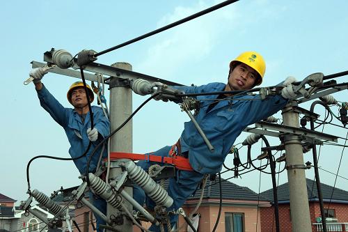 11月23日,電力工人在浙江紹興安昌鎮(zhèn)檢修電力設(shè)施。新一輪冬季用電高峰將至,國家電網(wǎng)浙江紹興電力局認(rèn)真分析今冬用電形勢,周密安排,超前部署,認(rèn)真做好負(fù)荷預(yù)測,制定冬季用電高峰電力供應(yīng)實施方案,確保迎峰度冬期間電網(wǎng)安全可靠供電和市民冬季用電安全。新華社發(fā)(楊樂 攝)