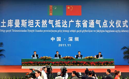 11月24日,土庫曼斯坦天然氣抵達(dá)廣東省通氣點(diǎn)火儀式在深圳主會(huì)場(chǎng)和廣州分會(huì)場(chǎng)同時(shí)舉行。據(jù)中國石油天然氣集團(tuán)公司介紹,土庫曼斯坦天然氣經(jīng)過中亞—中國和西氣東輸二線行程6811公里,已經(jīng)抵達(dá)廣州分輸站,具備向廣東地區(qū)供氣條件。中亞—中國和西氣東輸二線是目前世界上最長(zhǎng)的天然氣管道,由土庫曼斯坦阿姆河氣田及配套設(shè)施、中亞天然氣管道和西氣東輸二線三部分組成。這是通氣點(diǎn)火儀式現(xiàn)場(chǎng)。新華社記者 梁旭 攝