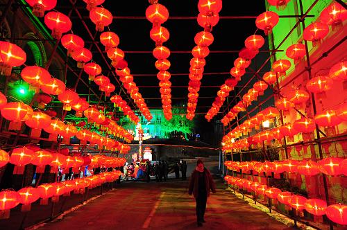 2月3日,山東煙臺(tái)市民在煙臺(tái)山景區(qū)觀賞元宵節(jié)燈籠。元宵佳節(jié)臨近,山東省煙臺(tái)山景區(qū)大型迎春燈會(huì)上造型各異的花燈烘托出濃濃的節(jié)日氣氛。新華社發(fā)(初陽 攝)