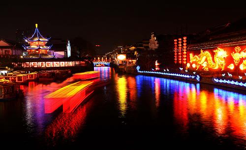 2月3日,南京夫子廟景區(qū)燈火璀璨。元宵節(jié)臨近,在南京秦淮風(fēng)光帶舉行的2012年江蘇秦淮燈會(huì)璀璨奪目,吸引眾多游人前來觀賞。新華社發(fā)(王新 攝)