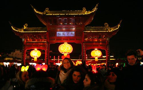 2月3日,南京夫子廟景區(qū)燈火璀璨,游人如織。元宵節(jié)臨近,在南京秦淮風(fēng)光帶舉行的2012年江蘇秦淮燈會(huì)璀璨奪目,吸引眾多游人前來觀賞。新華社發(fā)(王新 攝)