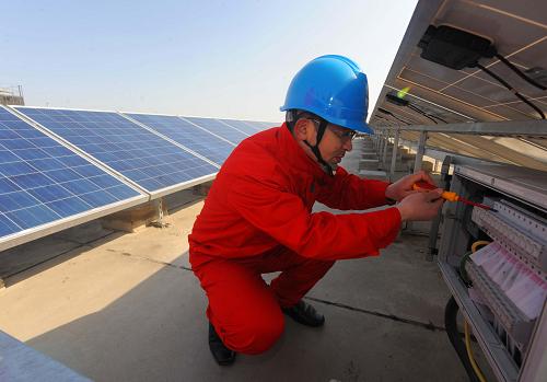 2月7日,長興縣供電局工作人員在一家企業(yè)屋頂檢查、調(diào)試光伏發(fā)電裝置,該企業(yè)屋頂剛剛安裝了5000多平方米的太陽能板,設(shè)計(jì)功率為400千瓦,正進(jìn)入調(diào)試階段。新華社記者 徐昱 攝