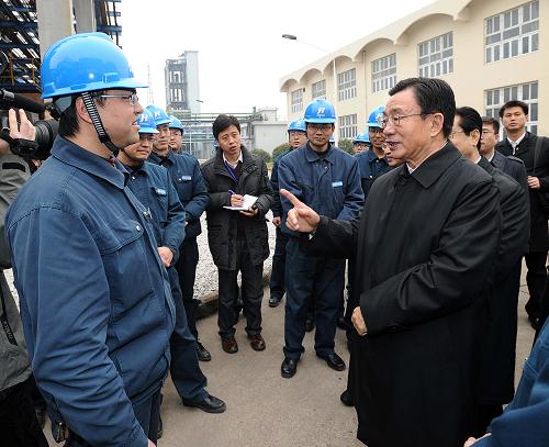 2月11日至15日,中共中央政治局常委、中央紀(jì)委書記賀國強(qiáng)先后到浙江衢州、湖州、杭州等地進(jìn)行調(diào)研。這是2月11日,賀國強(qiáng)在位于衢州市的巨化集團(tuán)與企業(yè)干部職工親切交談。新華社記者 李濤 攝