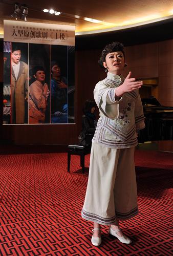 3月14日,《土樓》主演、女歌唱家王慶爽現(xiàn)場演唱?jiǎng)≈羞x段。當(dāng)日,福建歌舞劇院大型原創(chuàng)歌劇《土樓》新聞發(fā)布會(huì)在北京國家大劇院舉行。據(jù)介紹,4月13日至14日,《土樓》應(yīng)邀將參加國家大劇院第四屆歌劇節(jié)?!锻翗恰返墓适卤尘笆敲駠跄甑拈}西土樓,集中塑造了客家阿媽云花的形象,從她身上體現(xiàn)出客家人的純樸、善良、堅(jiān)忍和頑強(qiáng),詠嘆“母愛”的主題。新華社記者 羅曉光 攝