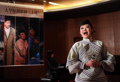 3月14日,《土樓》主演、女歌唱家王慶爽現(xiàn)場演唱?jiǎng)≈羞x段。新華社記者 羅曉光 攝