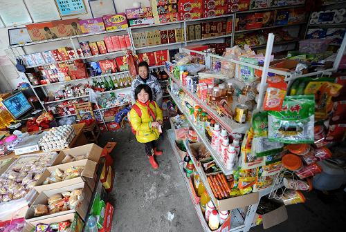 3月14日,一名小學生在江西安遠縣車頭鎮(zhèn)車頭村農(nóng)家店選購商品。新華社記者 周科 攝