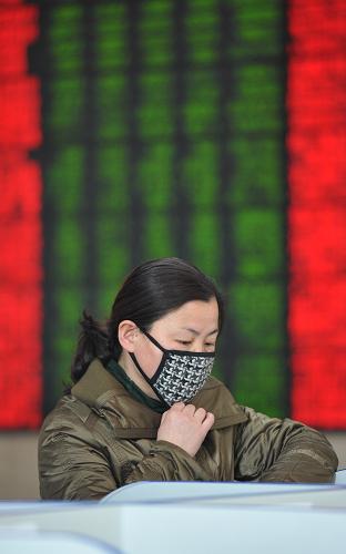 3月14日,股民在安徽省阜陽(yáng)市一家證券營(yíng)業(yè)部?jī)?nèi)關(guān)注股市行情。新華社發(fā)(盧啟建 攝)