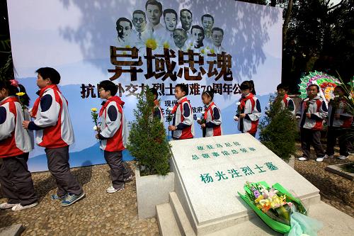 4月5日,抗日外交九烈士公祭在南京菊花臺(tái)舉行。20世紀(jì)40年代,日軍將戰(zhàn)火引向太平洋。中國(guó)駐菲律賓馬尼拉和北婆羅洲的楊光泩、卓還來、朱少屏、莫介恩、姚竹修、蕭東明、楊慶壽、盧秉樞、王恭瑋等9位外交使節(jié),領(lǐng)導(dǎo)僑社進(jìn)行抗日宣傳、救國(guó)捐獻(xiàn)、抵制日貨等愛國(guó)活動(dòng),最終在備受酷刑和凌辱后,慘遭殺害。 新華社發(fā)(陸云攝)
