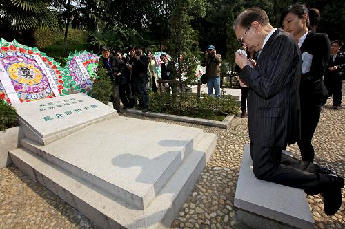 4月5日,莫介恩烈士的長(zhǎng)子、83歲高齡的莫偉雄跪拜在父親墓前。新華社發(fā)(陸云攝)