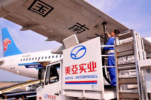 4月5日,工作人員在??诿捞m國(guó)際機(jī)場(chǎng)為中國(guó)南方航空公司班機(jī)加注燃油。 4月5日起(以出票日期為準(zhǔn)),我國(guó)多家航空公司上調(diào)普通成人旅客國(guó)內(nèi)航線燃油附加費(fèi)征收標(biāo)準(zhǔn):800公里(含)以下航線每航段從70元上調(diào)為80元,800公里以上航線每航段由140元上調(diào)為150元。國(guó)內(nèi)民航燃油附加費(fèi)再次回到征收以來(lái)的歷史最高水平。 新華社發(fā)(潘華清 攝)