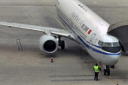 在北京首都國(guó)際機(jī)場(chǎng),工作人員在給中國(guó)國(guó)際航空公司班機(jī)加油(4月2日攝)。新華社發(fā)(湯范瓏 攝)