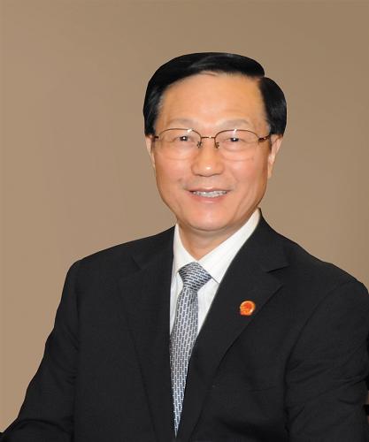 作為新中國第十任財政部長,他曾被《新興市場》雜志評為2009年度“亞洲最佳財長”。面對百年不遇的國際金融危機(jī),他按照中央的決策部署,率領(lǐng)各級財政部門認(rèn)真落實積極的財政政策,積極應(yīng)對國際金融危機(jī)沖擊,努力促進(jìn)經(jīng)濟(jì)平穩(wěn)較快發(fā)展。 他長期從事財稅工作,曾直接參與上世紀(jì)90年代分稅制財政體制改革,如今又親歷財稅體制改革不斷深化的進(jìn)程。 恰逢“十二五”開局,財政部部長謝旭人接受新華社記者采訪,追憶往昔,展望未來,向記者描述了“十二五”我國加強(qiáng)財政宏觀調(diào)控、著力保障和改善民生、促進(jìn)經(jīng)濟(jì)社會又好又快發(fā)展的藍(lán)圖。這是財政部部長謝旭人的資料照片。新華社發(fā)