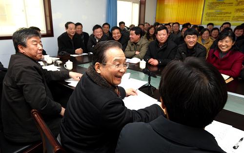 1月21日至22日,中共中央政治局常委、國(guó)務(wù)院總理溫家寶來(lái)到河南省鶴壁市、安陽(yáng)市的一些社區(qū)和農(nóng)村,就政府工作報(bào)告和“十二五”規(guī)劃綱要草案聽(tīng)取群眾意見(jiàn)。這是1月22日,溫家寶在鶴壁市??h黎陽(yáng)鎮(zhèn)水峪新村村委會(huì)駐地召開(kāi)農(nóng)民座談會(huì)。新華社記者 姚大偉 攝