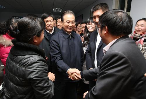這是1月21日晚,溫家寶在鶴壁市淇濱區(qū)蘭苑小區(qū)居委會(huì)與群眾交談。新華社記者 姚大偉 攝