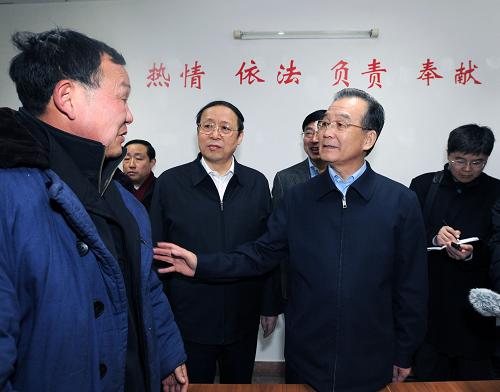 這是在信訪局接待室,溫家寶總理向河南省博愛(ài)縣來(lái)訪人員陳國(guó)安詢問(wèn)來(lái)訪緣由,并叮囑信訪局接談人員要認(rèn)真做好記錄,按程序做好接待辦理工作。新華社記者 李濤 攝