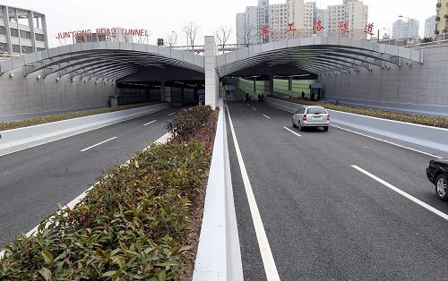 這是上海軍工路越江隧道浦西入口(1月26日攝)。1月26日,上海黃浦江越江設(shè)施投資建設(shè)發(fā)展公司在滬宣布:上海軍工路隧道和西藏南路隧道將分別于1月28日和2月1日通車。作為上海市東北角地區(qū)的越江設(shè)施,軍工路隧道的建成通車將緩解上海東北地區(qū)車路矛盾,均衡越江交通負(fù)荷,發(fā)揮中環(huán)線整體交通功能。軍工路隧道設(shè)計(jì)為上下兩層、雙向八車道。春節(jié)前通車的為雙向四車道的東線隧道,西線隧道將在浦東中環(huán)線路面建設(shè)完成后開通。另一條原先作為上海世博會(huì)專用越江設(shè)施的西藏南路隧道,在向社會(huì)車輛開放后,將為世博園區(qū)在后世博時(shí)代的開發(fā)提供便捷的交通環(huán)境。新華社記者 任瓏 攝