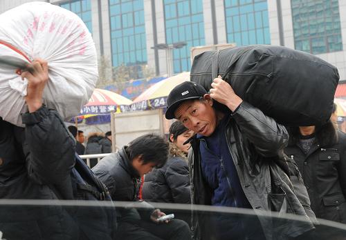 1月26日,兩名背著大包的農(nóng)民工在鄭州火車站準(zhǔn)備乘車回家。當(dāng)日是農(nóng)歷十二月二十三,民間俗稱“小年”。在鄭州火車站,南來北往的農(nóng)民工背著重重的行囊,準(zhǔn)備回家過年。新華社記者 趙鵬 攝
