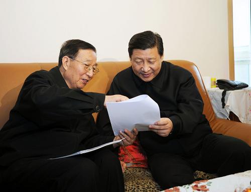 這是在著名小麥遺傳育種專家李振聲院士家中,習(xí)近平認真傾聽李振聲就發(fā)展現(xiàn)代農(nóng)業(yè)和鹽堿地治理問題的想法和建議。 新華社記者 李濤 攝