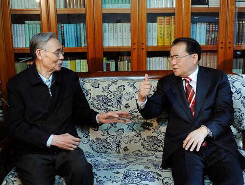這是1月24日,李長春來到中央文獻(xiàn)研究室原主任逄先知家中慰問。新華社記者 劉建生 攝